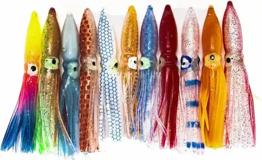 Big Game ve Sırtı Avı: Ekipman Seçim Kılavuzu 4 Trolling avında açık denizde kullanılan ahtapot tipi skirt sahte yemler, büyük pelajik balıkları cezbetmek için su içinde doğal hareket yapıyor.