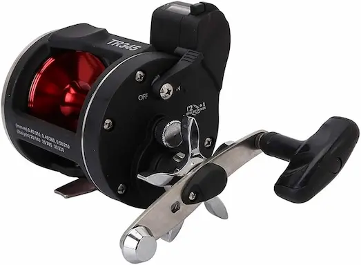 Big Game ve Sırtı Avı: Ekipman Seçim Kılavuzu 2 Açık denizde big game avında kullanılan çıkrık makine, tekneye monte edilmiş ve misina ile büyük pelajik balıkları hedefliyor.