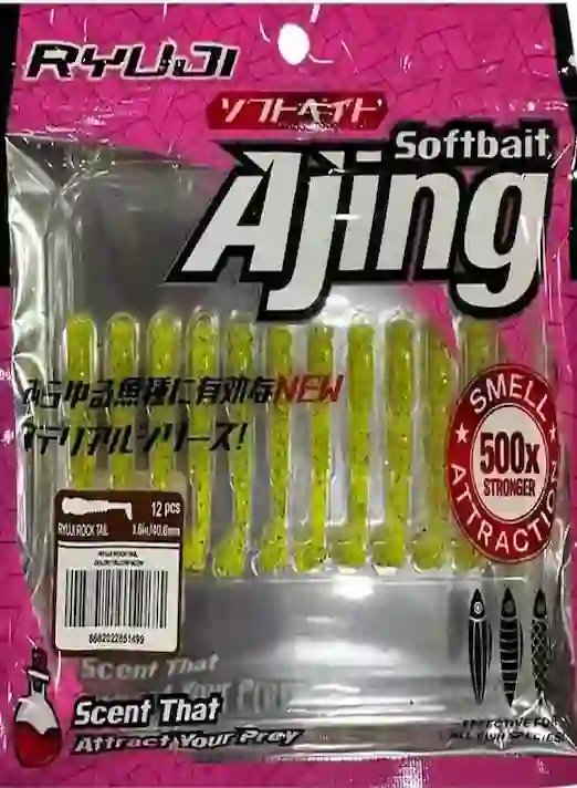Avcı balıklar için kullanılan çeşitli renklerde küçük LRF silikon yem kutusu ve jighead kombinasyonu.