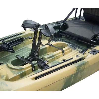 Pedallı sit-on-top kayakta balık tutan kişi, pedal sistemi Görüntüleniyor