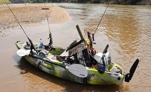 Sit-on-top kayakta balıkçılık, kamış, makine ve ekipmanlarla hazırlanmış av sahnesi.