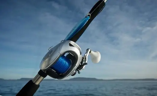 Slow Jigging: 2026 Başlangıç & Ekipman Rehberi 14 teknede slow jigging avı için overhead makine ve jig kamışı