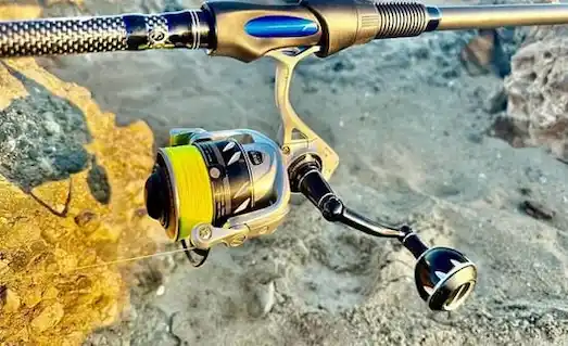 Surf Casting: Başlangıç Takım ve Ekipman Seçimi 12 Surf casting av takımı, kamış ve makine kombinasyonu ile uzak atış ekipmanı.