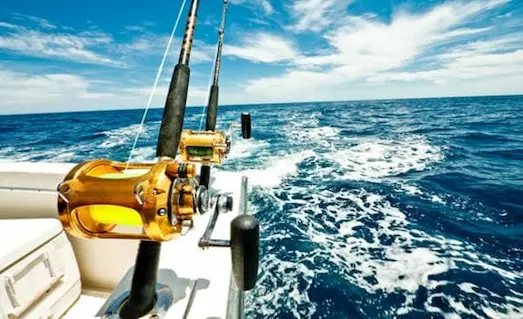Tekne Balıkçılığı: Boat Fishing Ekipman Rehberi 13 tekne balıkçılığında kamış tutucuya sabitlenmiş çıkrık makine ve kamış