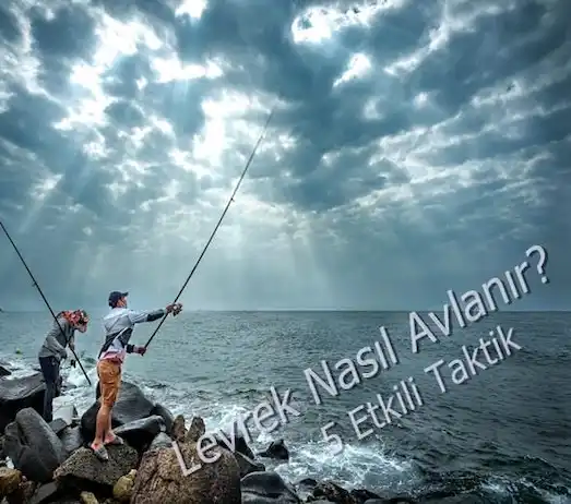 Fırtınalı havada köpüklü denize kamış atan balıkçı levrek avı yapıyor.