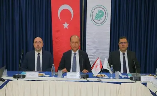 Merkez Av Komisyonu (MAK) toplantısında uzun masa etrafında oturan resmi bakanlık yetkilileri ve avcı temsilcileri [Tarım ve Orman Bakanlığı].