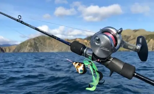 Slow jigging kamışına takılı dikey lahoz avı makinesi Shimano Ocea Jigger çıkrık makine seti