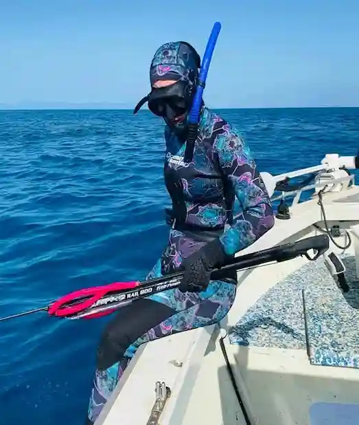 Tekneden zıpkınla avlanmak için neopren dalış elbisesi ve paletlerle denize dalarak serbest dalış yapan zıpkıncı balıkçı