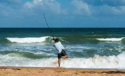 surf casting uzak atis yapan balikci gorseli minekop avi