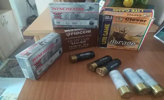 Ördek avında kullanılan yan yana dizilmiş 12 kalibre Winchester, Fiocchi ve Mirage marka yeşil ve kırmızı renkli av fişekleri.