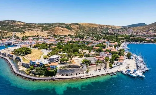 Foça Av Meraları Yasak mı? Güncel Avlak Yerleri Rehberi 12 Foça Av Meralarında balık avı yapılabilecek kıyı avlak yerleri ve av meralarını gösteren görünüm.